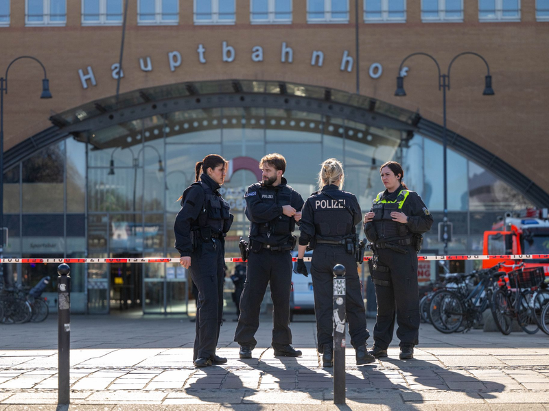 Ein Anrufer hatte über den Zentralruf der Polizei mitgeteilt, Sprengstoff sei im Bremer Hauptbahnhof abgelegt worden.  - Foto: Sina Schuldt/dpa