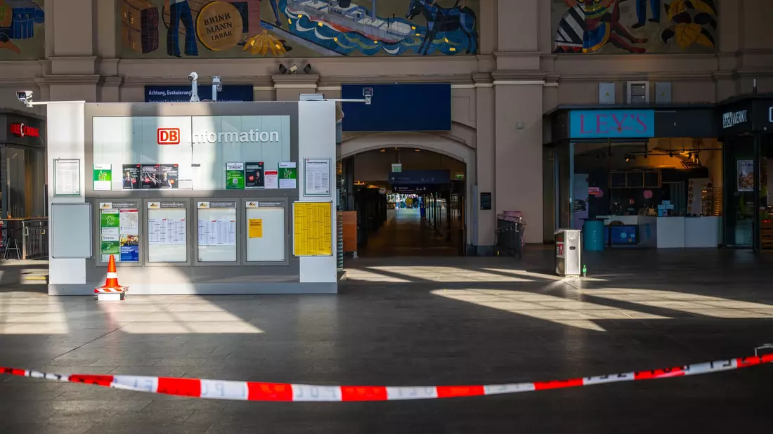  Spezialkräfte untersuchten das Gebäude in Bremen, Sprengmittel wurden nicht gefunden. - Bild: Sina Schuldt/dpa