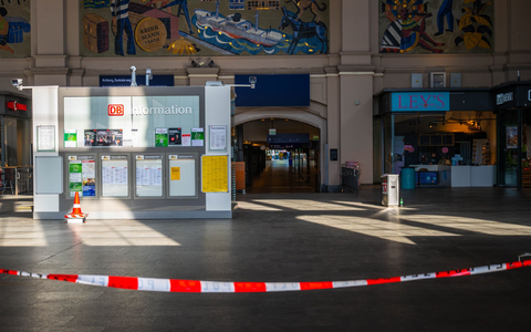  Spezialkräfte untersuchten das Gebäude in Bremen, Sprengmittel wurden nicht gefunden. - Foto: Sina Schuldt/dpa