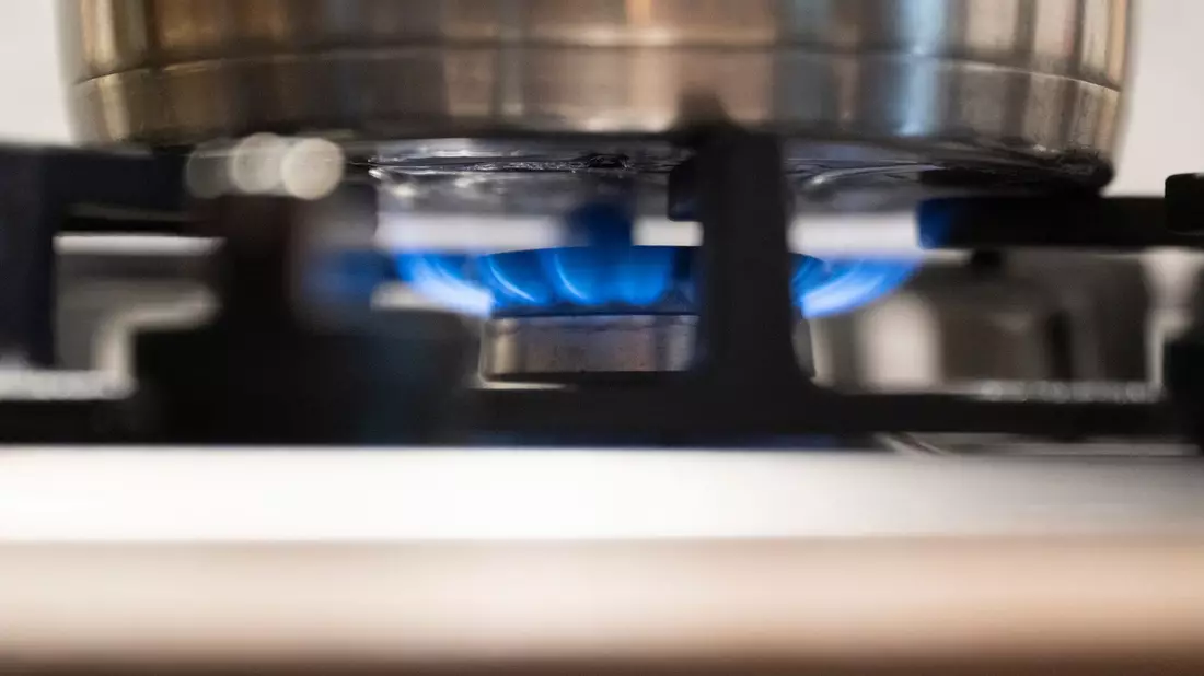 Nach dem Preissprung an den Energiemärkten bleibt unklar, ob Haushalte bald mehr für Strom und Gas zahlen müssen. (Symbolbild) - Bild: Marijan Murat/dpa