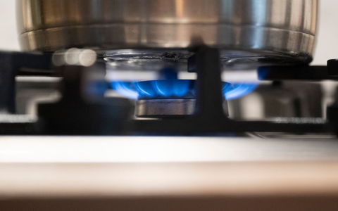 Nach dem Preissprung an den Energiemärkten bleibt unklar, ob Haushalte bald mehr für Strom und Gas zahlen müssen. (Symbolbild) - Foto: Marijan Murat/dpa