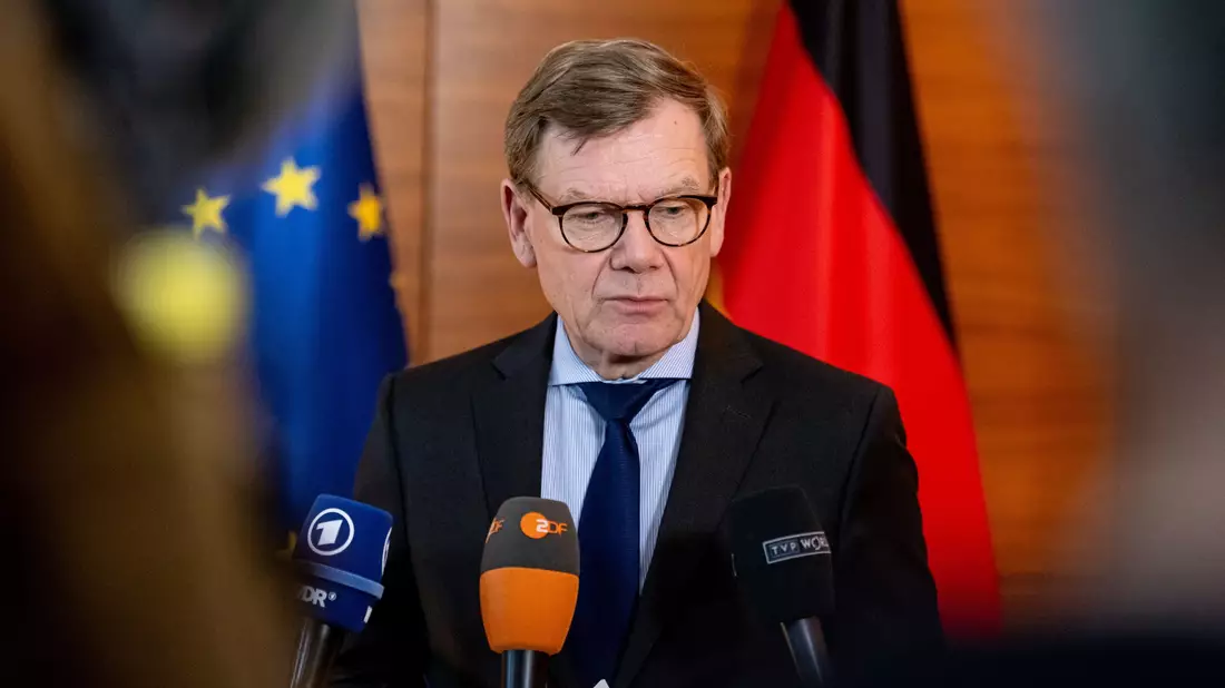 Außenminister Johann Wadephul (CDU) äußert sich am Rande eines Besuches in der polnischen Hauptstadt Warschau auch über die Rückholflüge für gestrandete deutsche Touristen in der Nahost-Region. - Bild: Fabian Sommer/dpa