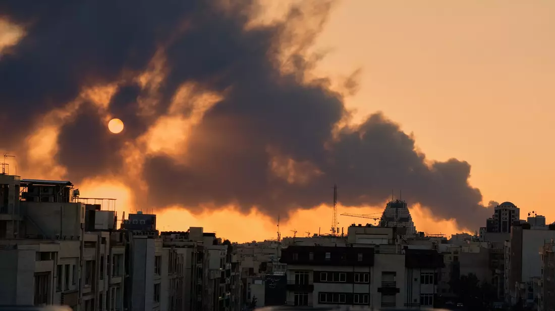 Israels Luftwaffe bombardiert weiterhin Ziele in Irans Hauptstadt Teheran. (Archivbild) - Bild: Vahid Salemi/AP/dpa