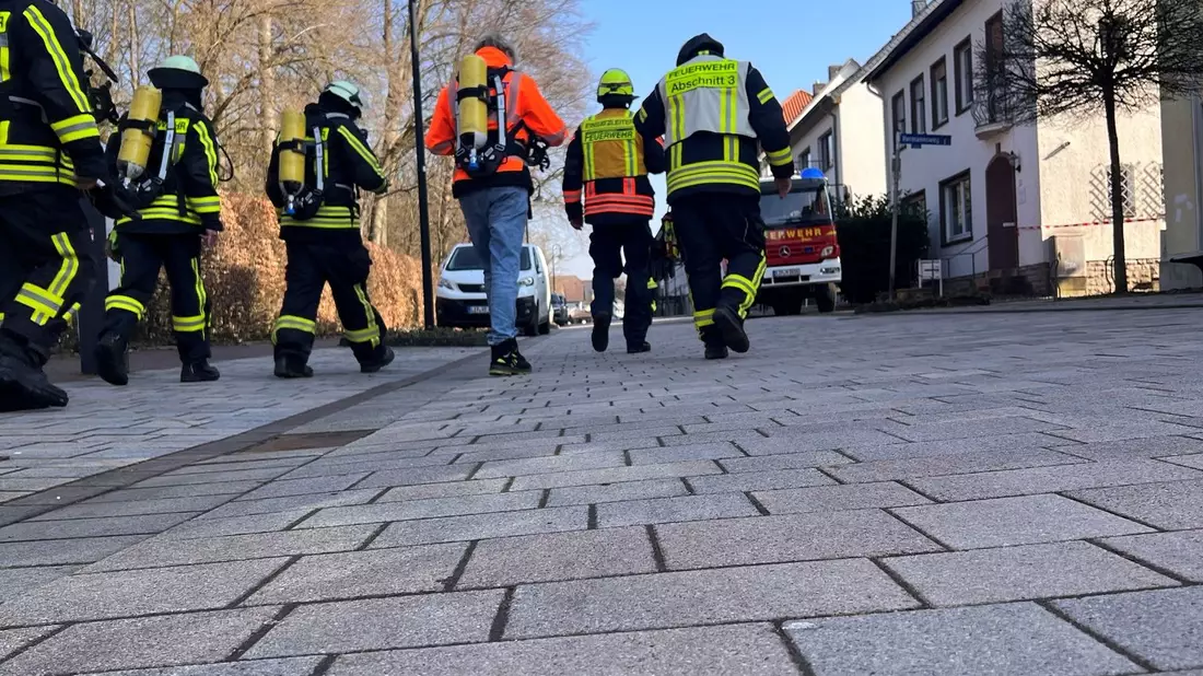 In Horn-Bad Meinberg strömte natürliches Kohlendioxid aus dem Boden. Zwei Menschen wurden bewusstlos, konnten aber gerettet werden. - Bild: Jan Strüßmann/Freiwillige Feuerwehr Horn-Bad Meinberg/dpa