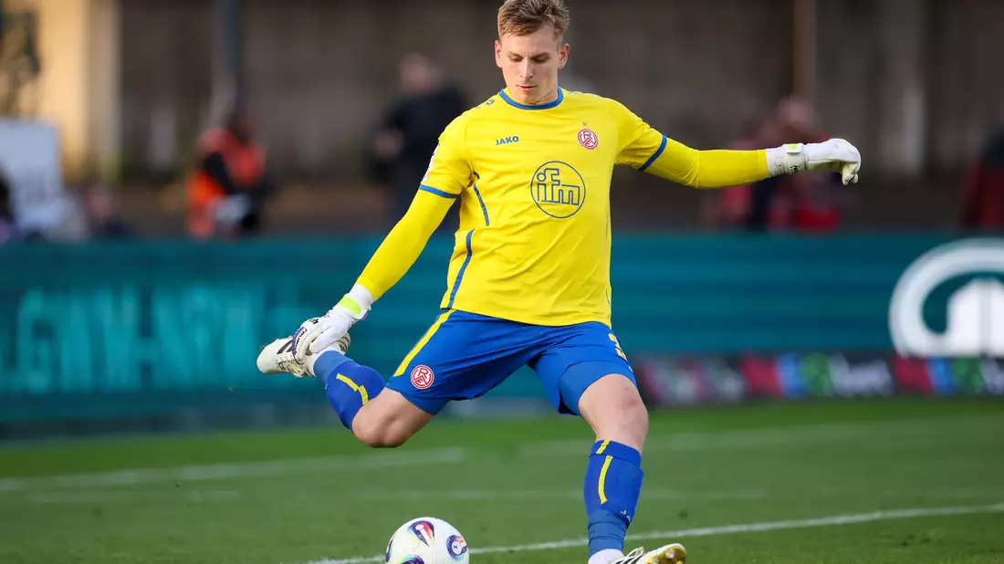 Essens Torwart Felix Wienand ist beim Spiel gegen Waldhof Mannheim von einem Böller verletzt worden. (Archivbild) - Bild: Christoph Reichwein/dpa