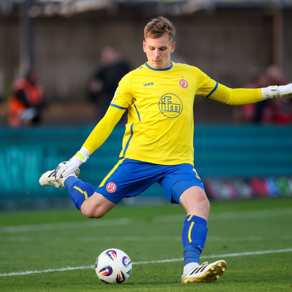 Essens Torwart Felix Wienand ist beim Spiel gegen Waldhof Mannheim von einem Böller verletzt worden. (Archivbild) - Foto: Christoph Reichwein/dpa