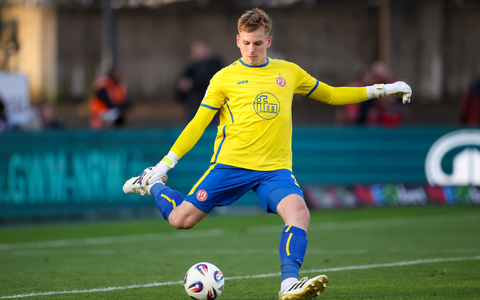 Essens Torwart Felix Wienand ist beim Spiel gegen Waldhof Mannheim von einem Böller verletzt worden. (Archivbild) - Foto: Christoph Reichwein/dpa