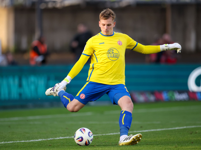 Essens Torwart Felix Wienand ist beim Spiel gegen Waldhof Mannheim von einem Böller verletzt worden. (Archivbild) - Foto: Christoph Reichwein/dpa