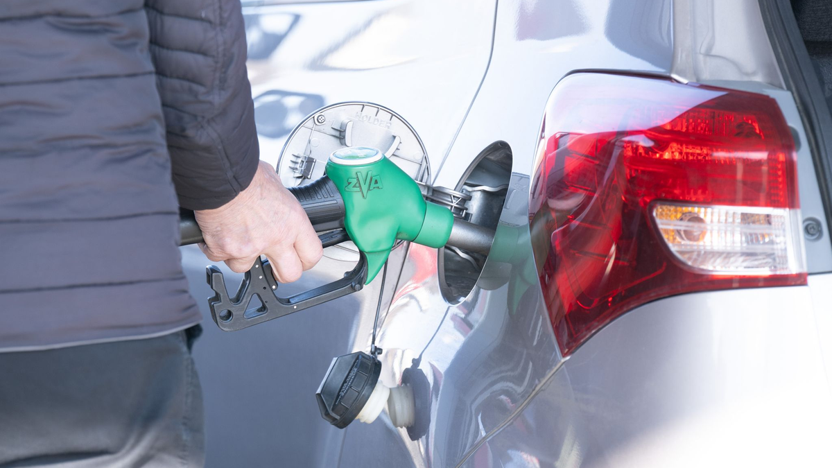 Die Bundesregierung will prüfen, ob die hohen Preise an der Tankstelle gerechtfertigt sind. - Foto: Sebastian Kahnert/dpa