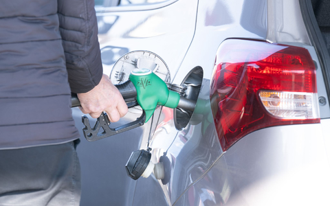 Die Bundesregierung will prüfen, ob die hohen Preise an der Tankstelle gerechtfertigt sind. - Foto: Sebastian Kahnert/dpa