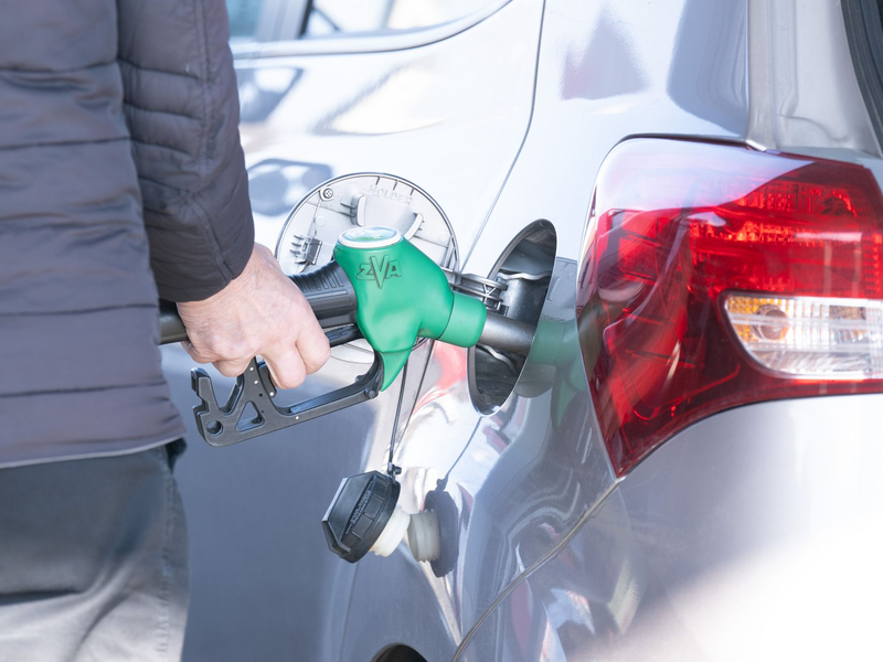 Die Bundesregierung will prüfen, ob die hohen Preise an der Tankstelle gerechtfertigt sind. - Foto: Sebastian Kahnert/dpa