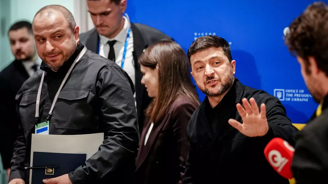 Der ukrainische Präsident Wolodymyr Selenskyj erklärt, dass die Friedensgespräche mit Russland unter US-Vermittlung wegen des Iran-Kriegs vertagt seien. (Archivbild) - Bild: Kay Nietfeld/dpa