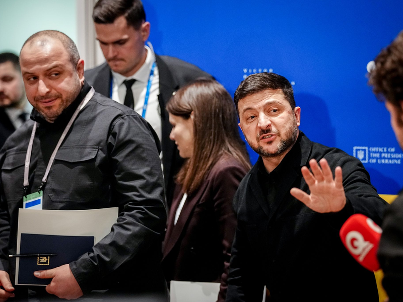 Der ukrainische Präsident Wolodymyr Selenskyj erklärt, dass die Friedensgespräche mit Russland unter US-Vermittlung wegen des Iran-Kriegs vertagt seien. (Archivbild) - Foto: Kay Nietfeld/dpa