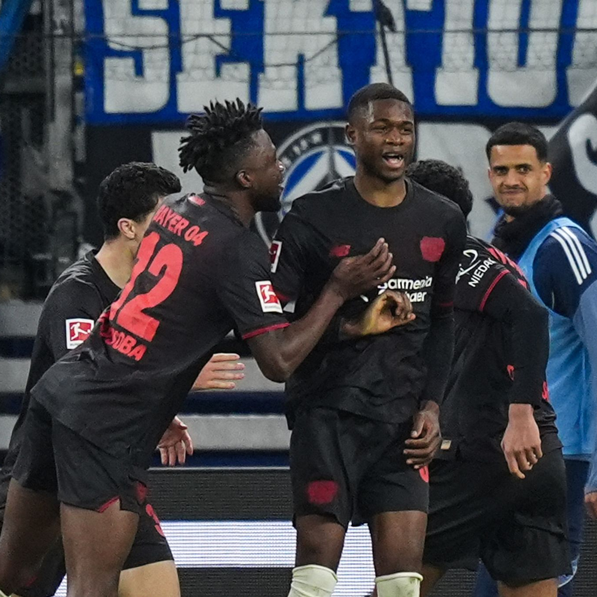 Leverkusens Torschütze Christian Kofane wird nach seinem Tor zum 1:0 gefeiert.  - Foto: Marcus Brandt/dpa