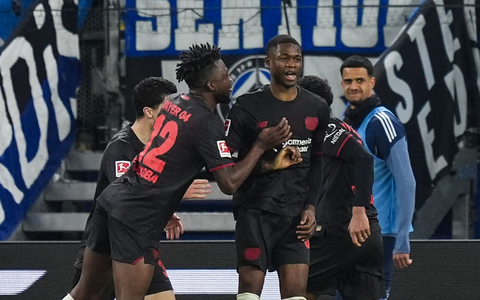 Leverkusens TorschĂĽtze Christian Kofane wird nach seinem Tor zum 1:0 gefeiert. - Foto: Marcus Brandt/dpa Leverkusens TorschĂĽtze Christian Kofane wird nach seinem Tor zum 1:0 gefeiert. - Foto: Marcus Brandt/dpa