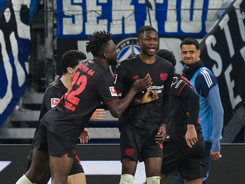 Leverkusens Torschütze Christian Kofane wird nach seinem Tor zum 1:0 gefeiert.  - Foto: Marcus Brandt/dpa