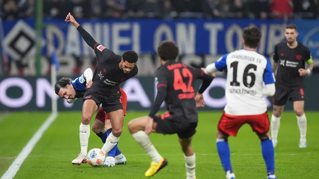 Kämpfen um den Ball: HSV-Profi Rayan Philippe Leverkusens Jarell Quansah. - Bild: Marcus Brandt/dpa