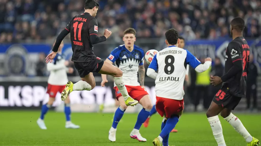 Leverkusens Martin Terrier verpasste mit seinem Lattentreffer das 1:0 beim HSV. - Bild: Marcus Brandt/dpa