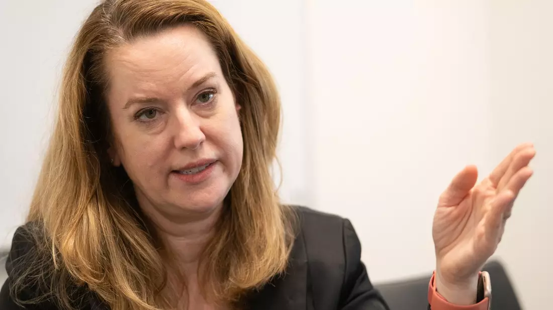 Amy Pope, Chefin der UN-Organisation für Migration, rät wegen des Iran-Kriegs zur Notfallplanung.  - Bild: Markus Lenhardt/dpa
