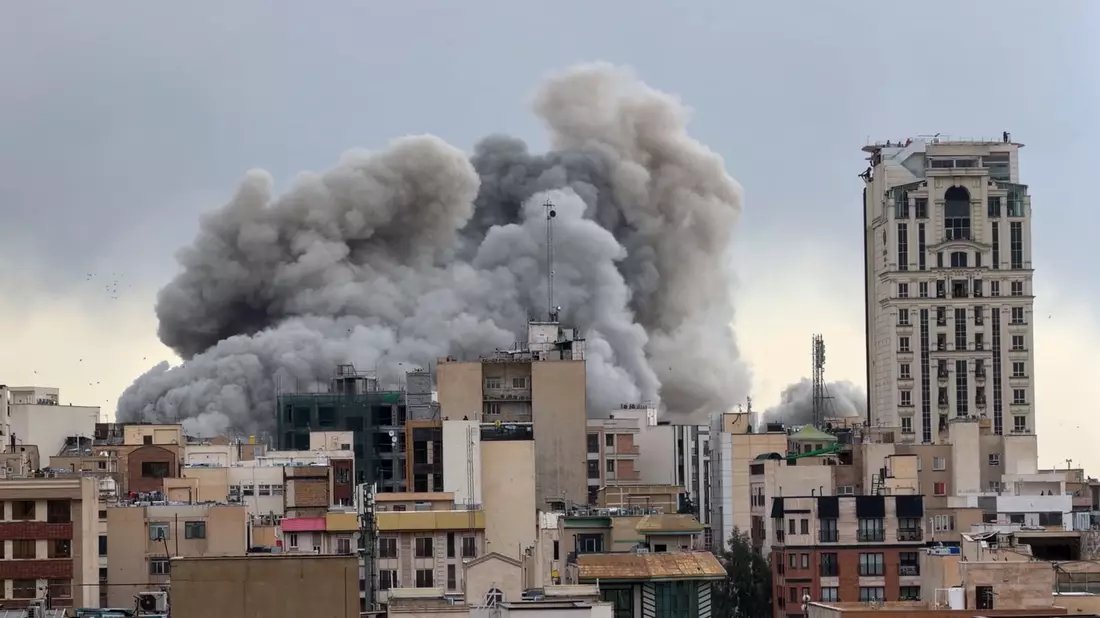 Eine Rauchwolke steigt nach einer Explosion in Teheran auf. (Archivbild) - Bild: Mohsen Ganji/AP/dpa