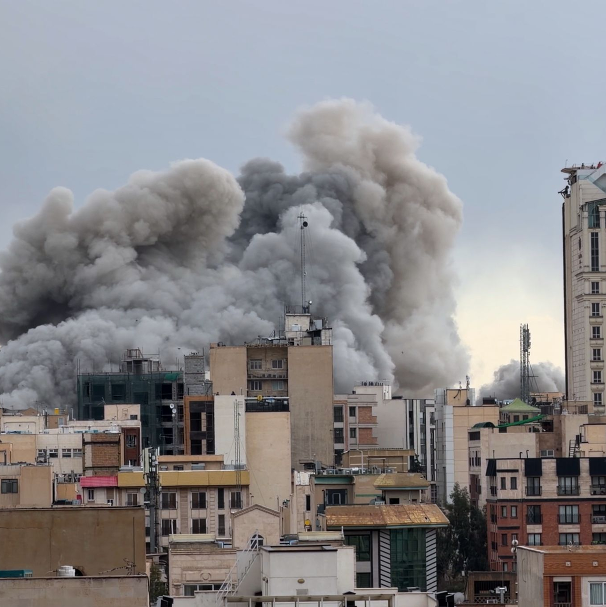 Eine Rauchwolke steigt nach einer Explosion in Teheran auf. (Archivbild) - Foto: Mohsen Ganji/AP/dpa