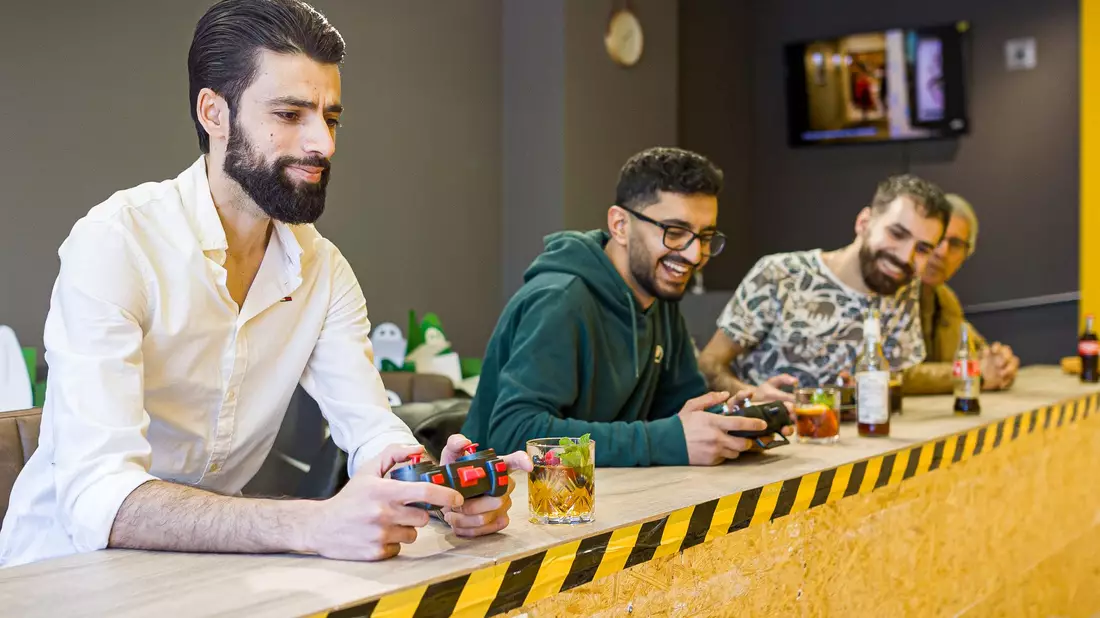 Familie und Freunde hätten anfangs an dem Konzept gezweifelt, sagt der Gründer (links). «Die haben mir zuerst davon abgeraten und gesagt: Was ist das für eine dumme Idee? Wer geht in ein Café, um zu baggern?» - Bild: Moritz Frankenberg/dpa