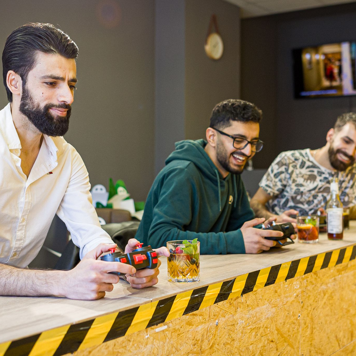 Familie und Freunde hätten anfangs an dem Konzept gezweifelt, sagt der Gründer (links). «Die haben mir zuerst davon abgeraten und gesagt: Was ist das für eine dumme Idee? Wer geht in ein Café, um zu baggern?» - Foto: Moritz Frankenberg/dpa