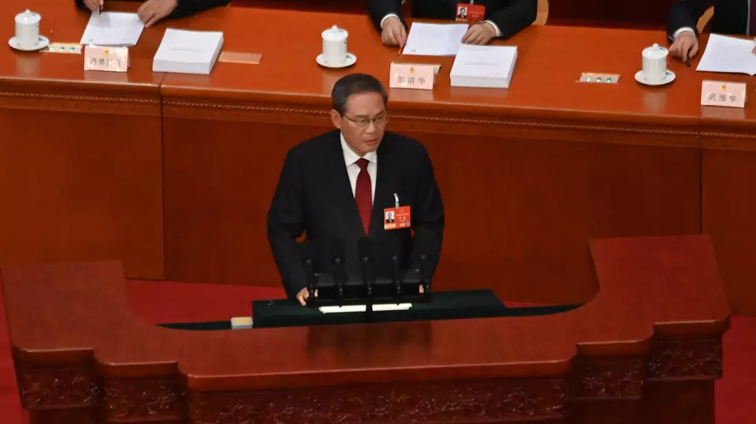 Chinas Ministerpräsident Li Qiang verliest den Arbeitsbericht der Regierung. Das Wachstumsziel ist so niedrig wie seit 1991 nicht mehr.  - Bild: Johannes Neudecker/dpa