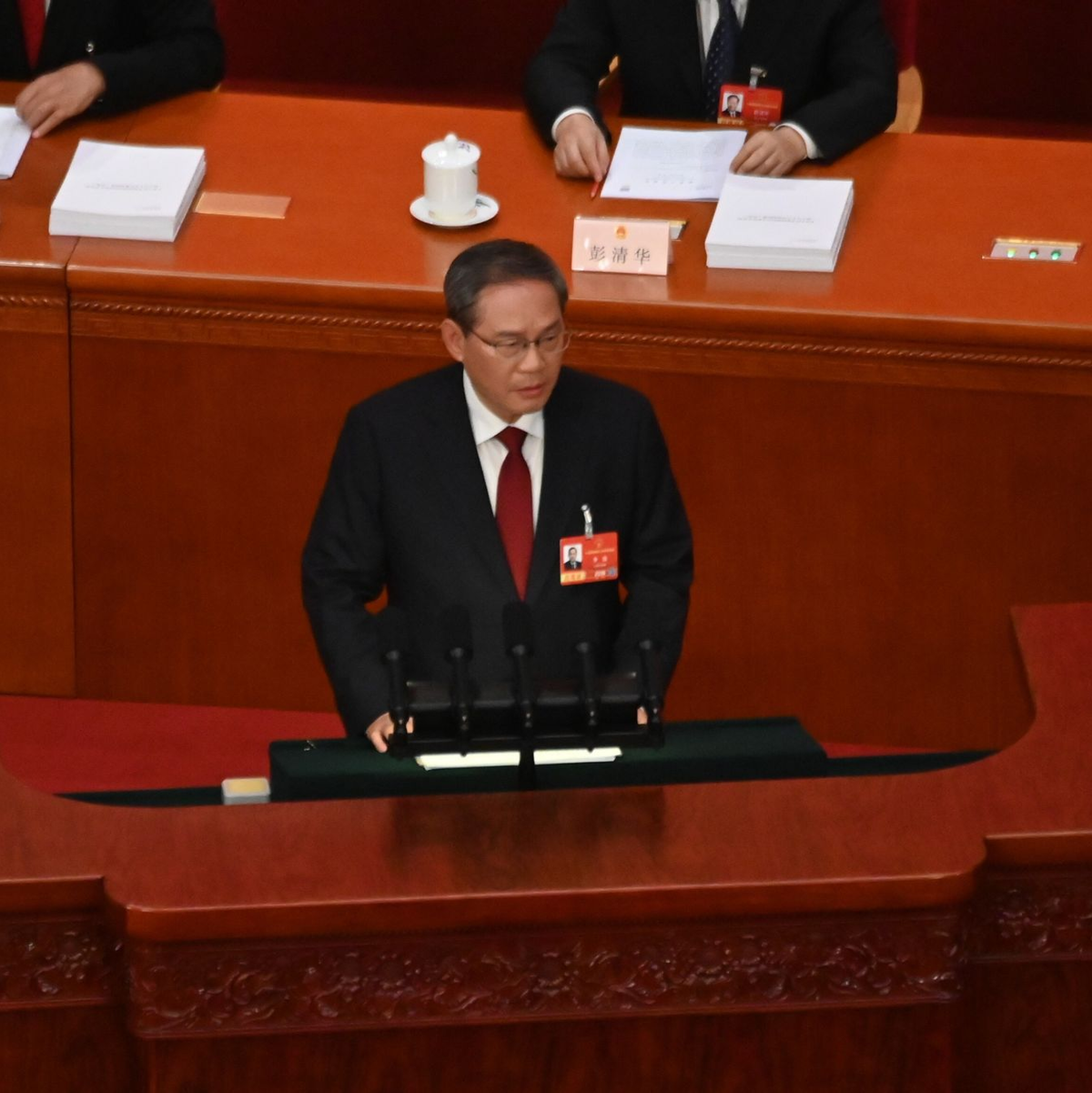 Chinas Ministerpräsident Li Qiang verliest den Arbeitsbericht der Regierung. Das Wachstumsziel ist so niedrig wie seit 1991 nicht mehr.  - Foto: Johannes Neudecker/dpa