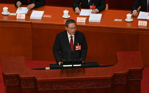 Chinas MinisterprÀsident Li Qiang verliest den Arbeitsbericht der Regierung. Das Wachstumsziel ist so niedrig wie seit 1991 nicht mehr. - Foto: Johannes Neudecker/dpa Chinas MinisterprÀsident Li Qiang verliest den Arbeitsbericht der Regierung. Das Wachstumsziel ist so niedrig wie seit 1991 nicht mehr. - Foto: Johannes Neudecker/dpa