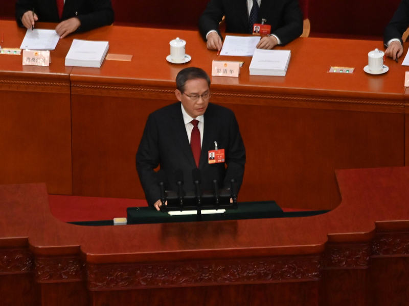 Chinas Ministerpräsident Li Qiang verliest den Arbeitsbericht der Regierung. Das Wachstumsziel ist so niedrig wie seit 1991 nicht mehr.  - Foto: Johannes Neudecker/dpa