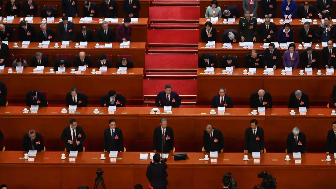 Auch Staats- und Parteichef Xi Jinping verfolgt in der Großen Halle des Volkes des Auftakt des Volkskongresses.  - Bild: Johannes Neudecker/dpa