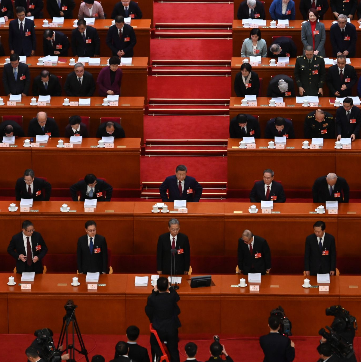 Auch Staats- und Parteichef Xi Jinping verfolgt in der Großen Halle des Volkes des Auftakt des Volkskongresses.  - Foto: Johannes Neudecker/dpa