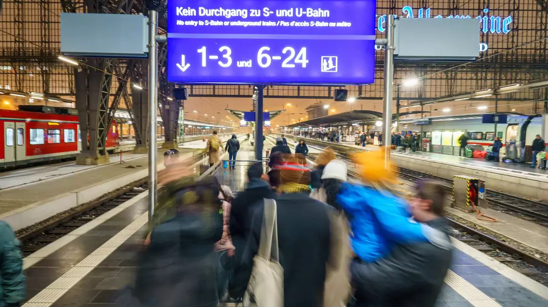 Kurzfristige Gleiswechsel sind die Fahrgäste ein großes Ärgernis. (Archivbild) - Bild: Andreas Arnold/dpa
