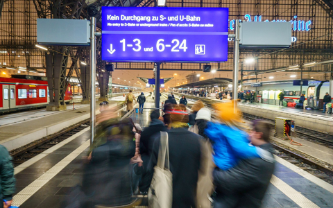 Kurzfristige Gleiswechsel sind die Fahrgäste ein großes Ärgernis. (Archivbild) - Foto: Andreas Arnold/dpa