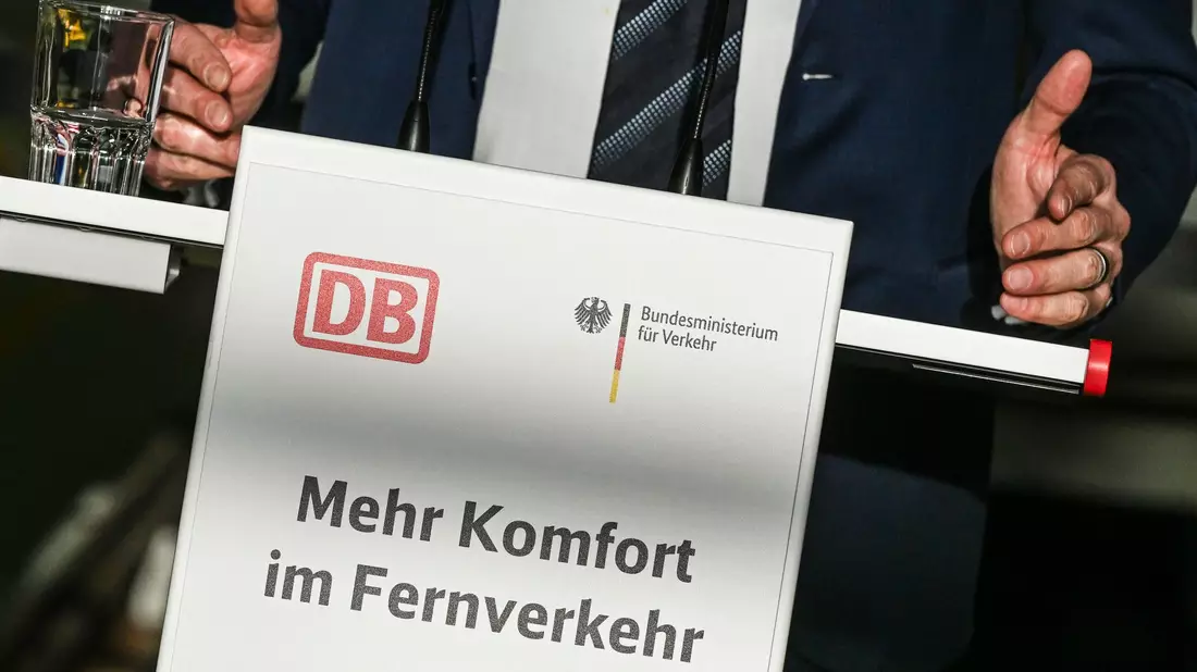 Bund und Bahn wollen mit mehreren Sofortprogrammen den Komfort und sicherheit für Reisende verbessern - trotz weiter hoher Unpünktlichkeit. - Bild: Jens Kalaene/dpa