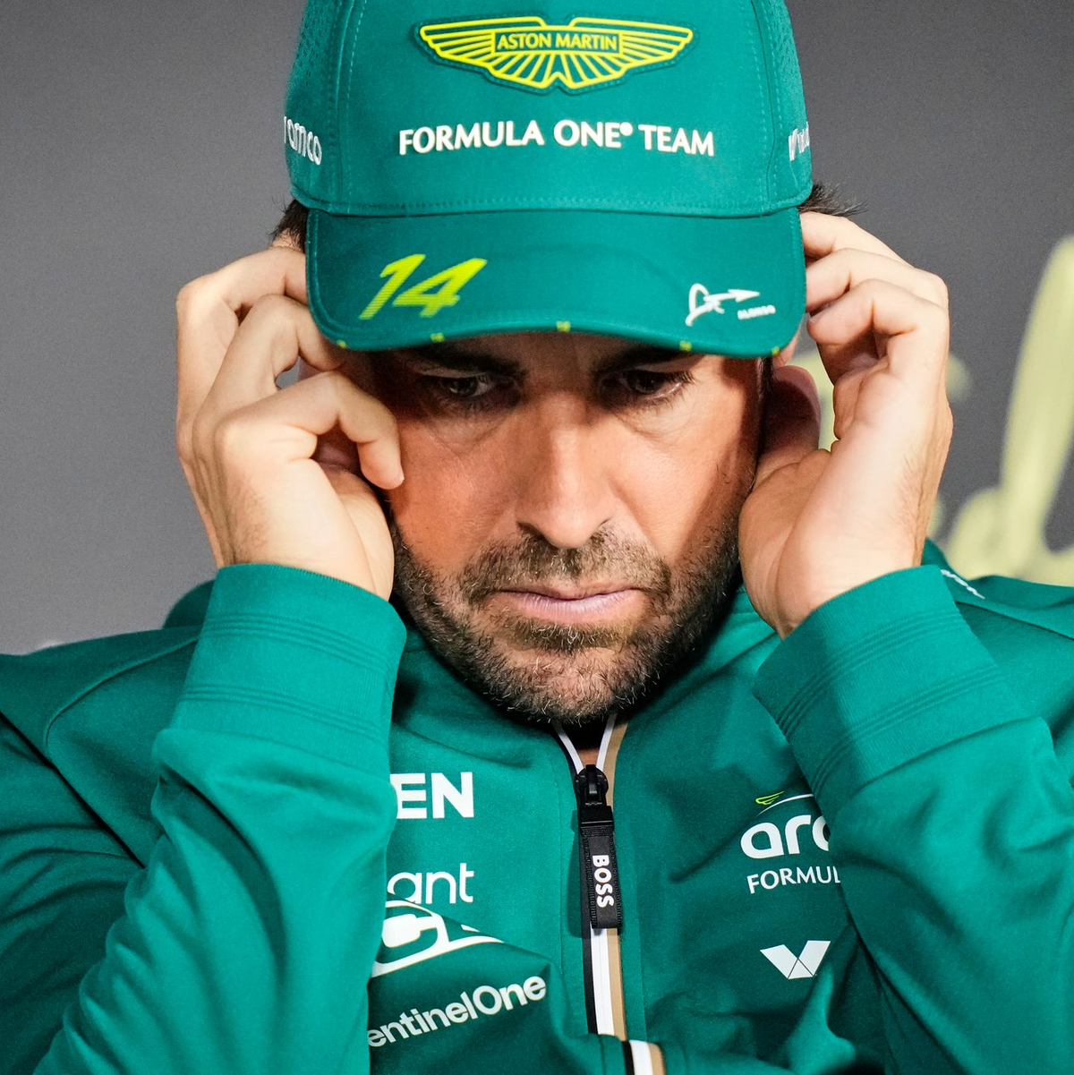 Fernando Alonso steht vor einer komplizierten Saison. (Archivbild) - Foto: Darko Bandic/AP/dpa