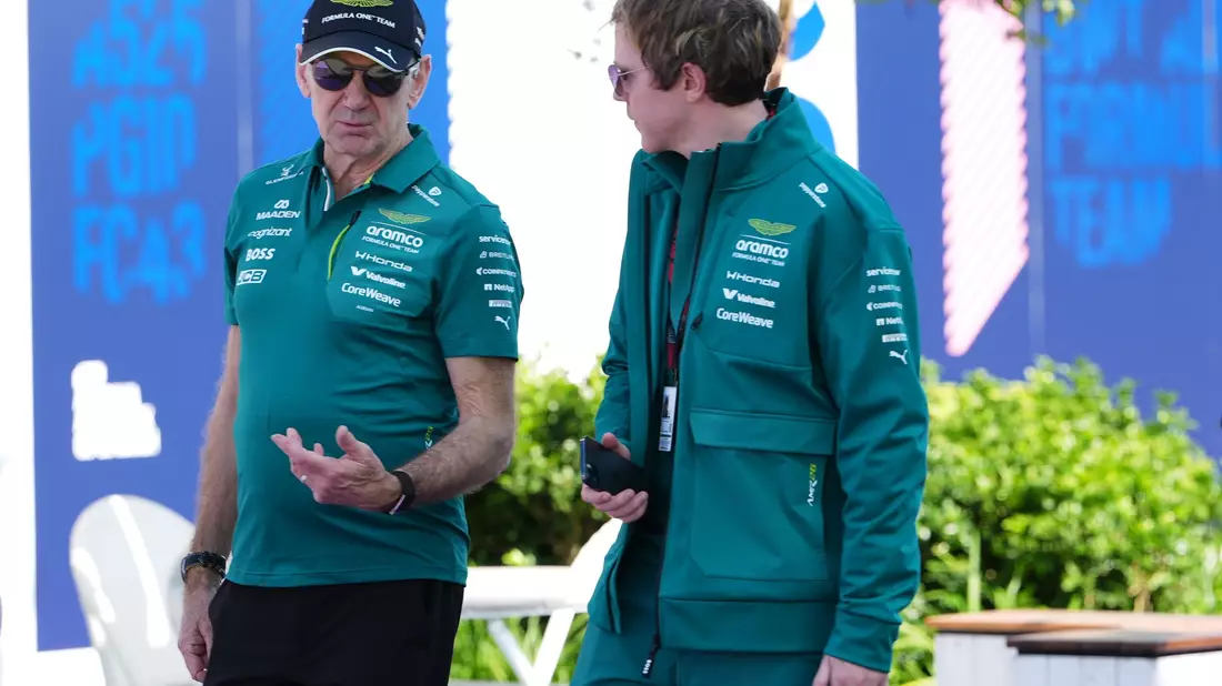 Adrian Newey (l) hadert mit dem Motor von Aston Martin. - Bild: Asanka Brendon Ratnayake/AP/dpa