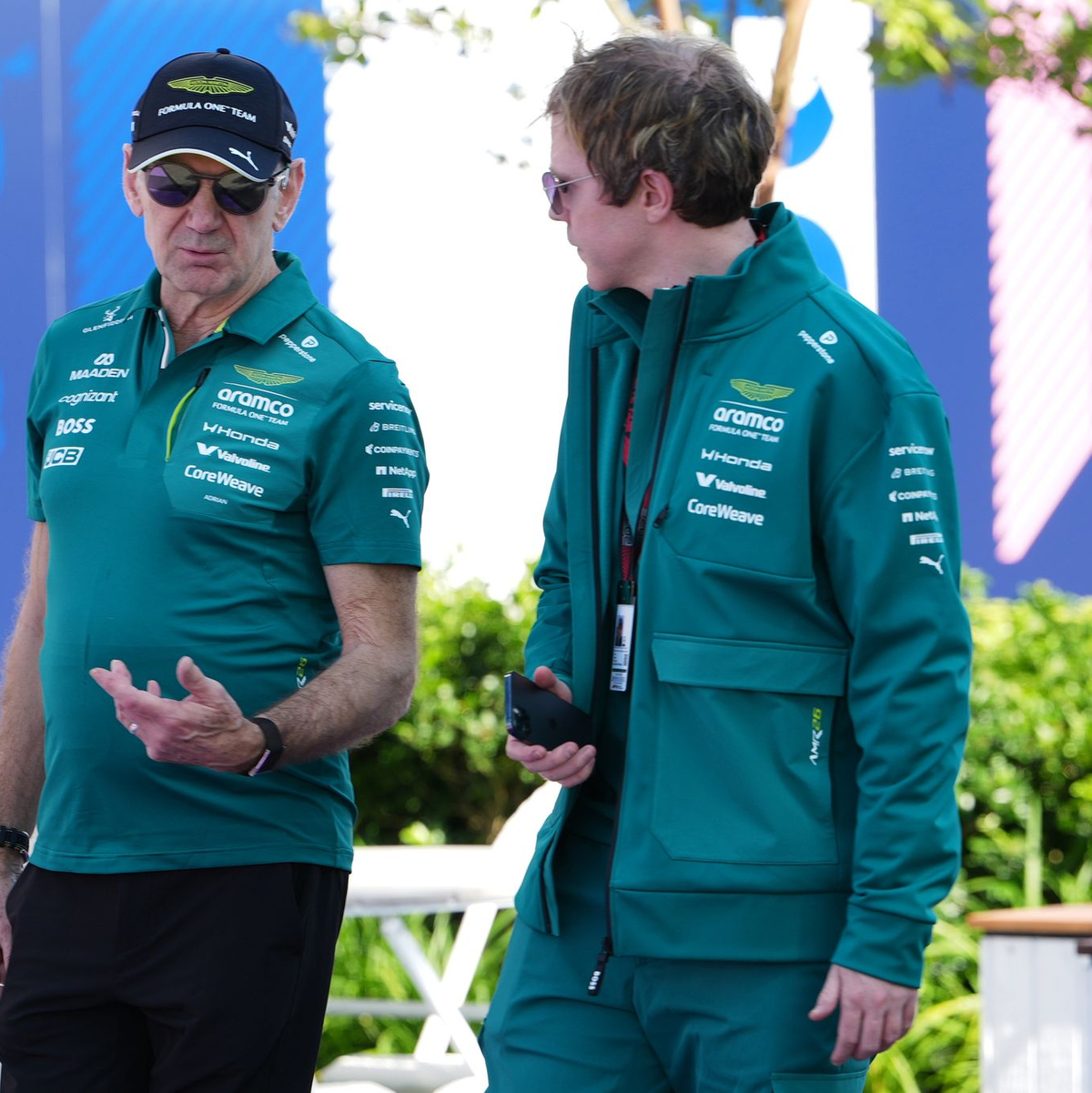 Adrian Newey (l) hadert mit dem Motor von Aston Martin. - Foto: Asanka Brendon Ratnayake/AP/dpa