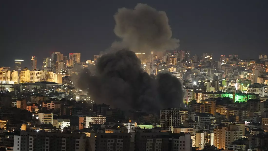 Die israelischen Streitkräfte greifen Ziele im Libanon an.  - Bild: Hassan Ammar/AP/dpa