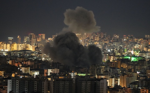 Die israelischen Streitkräfte greifen Ziele im Libanon an.  - Foto: Hassan Ammar/AP/dpa