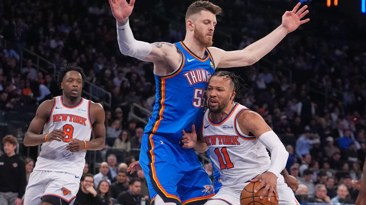Oklahomas Isaiah Hartenstein (M) verletzte sich in der Partie gegen die New York Knicks an der Wade. - Foto: Frank Franklin II/AP/dpa