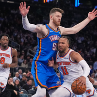 Oklahomas Isaiah Hartenstein (M) verletzte sich in der Partie gegen die New York Knicks an der Wade. - Foto: Frank Franklin II/AP/dpa