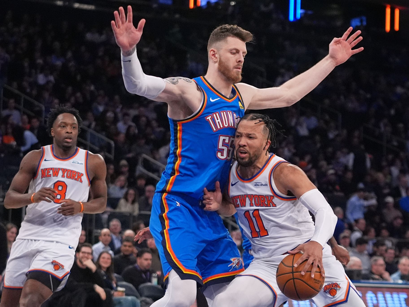 Oklahomas Isaiah Hartenstein (M) verletzte sich in der Partie gegen die New York Knicks an der Wade. - Foto: Frank Franklin II/AP/dpa
