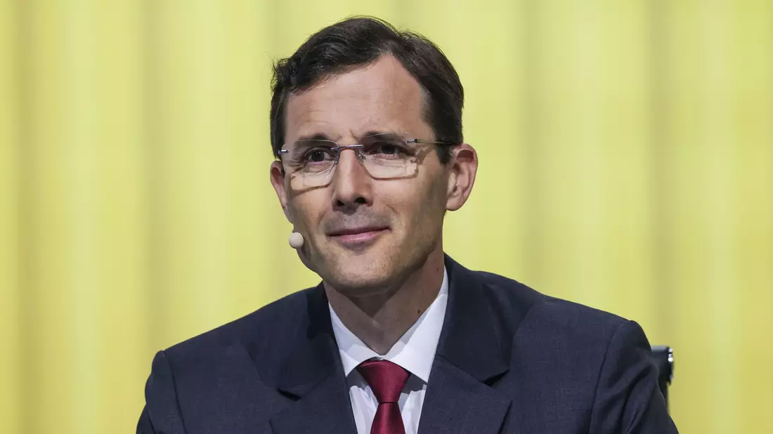 DHL-Chef Tobias Meyer gibt sich vorsichtig optimistisch. - Bild: Oliver Berg/dpa