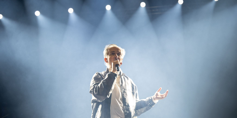 Jan Böhmermann will 2027 wieder in mehreren deutschen Städten auf der Bühne stehen. (Archivfoto) - Foto: Boris Roessler/dpa