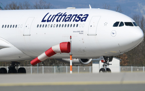 Die Bundesregierung hatte einen Lufthansa-Airbus zu einem ersten Evakuierungsflug nach Oman geschickt - der ist nun zurückgekehrt. (Archivbild)  - Foto: Arne Dedert/dpa Pool/dpa