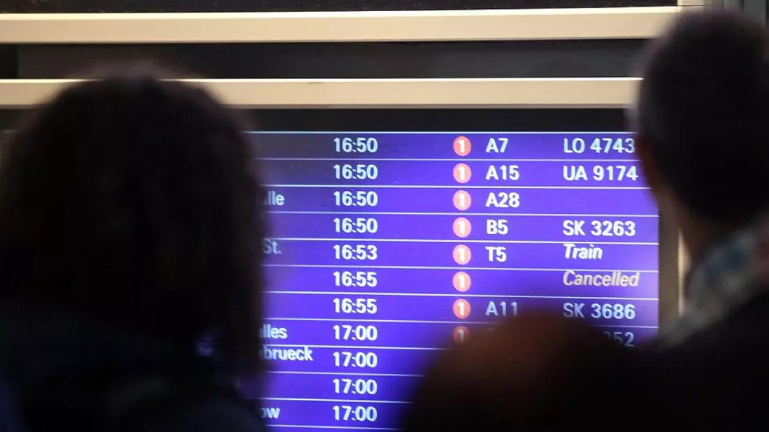Passagiere vor Informationstafel am Frankfurter Flughafen - Bild: via dts Nachrichtenagentur