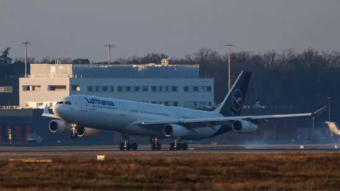 Schwangere, Kinder und Kranken hatten bei diesem Flug Vorrang. - Bild: Hannes P. Albert/dpa