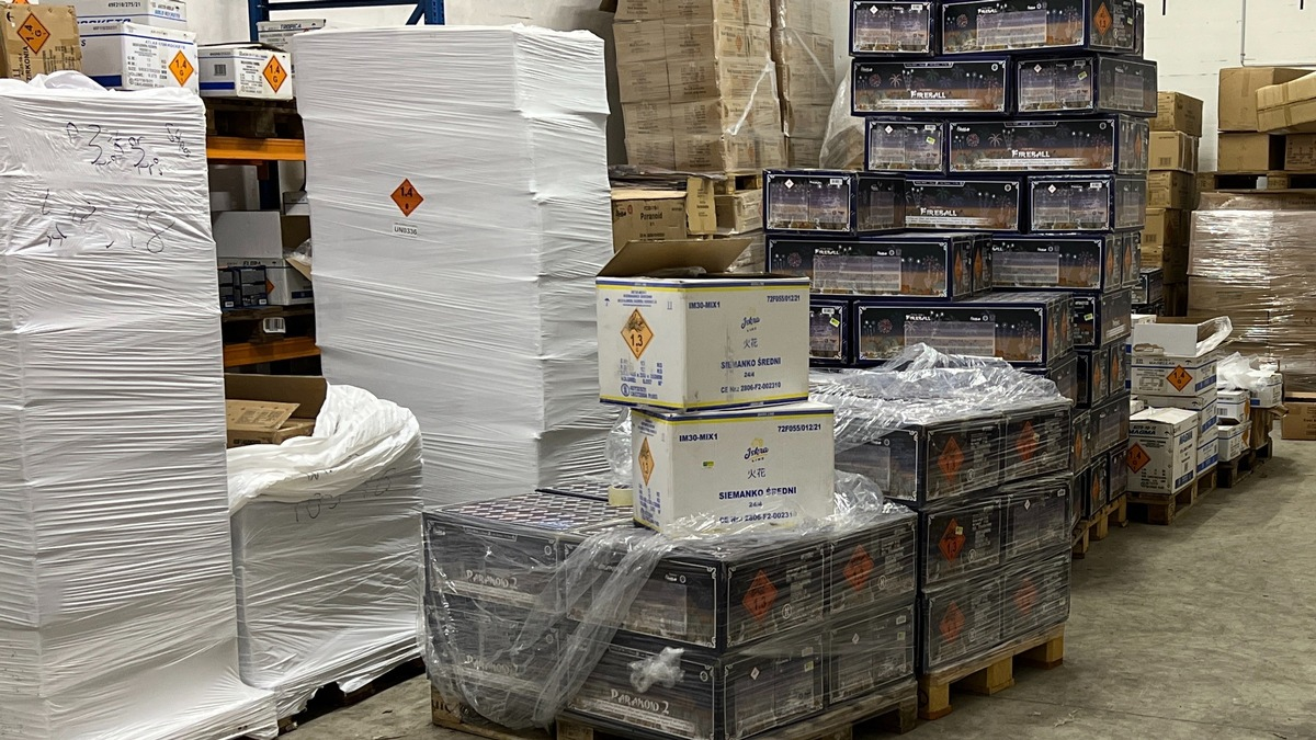 POL-OS: Illegaler Handel mit Pyrotechnik - Polizei stellt rund 20 Tonnen in Grenzregion sicher - Foto: presseportal.de